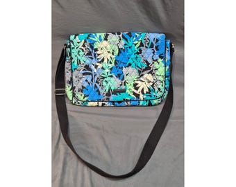 Sac messager matelassé Midnight Blues Vera Bradley pour ordinateur portable à fleurs
