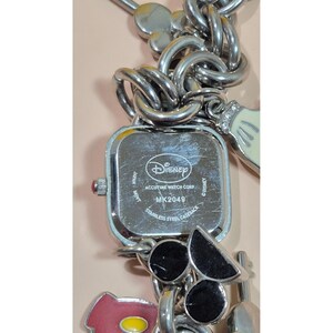 Montre-bracelet à breloques Disney Mickey Mouse argentée, cadran carré (craquelé) image 3