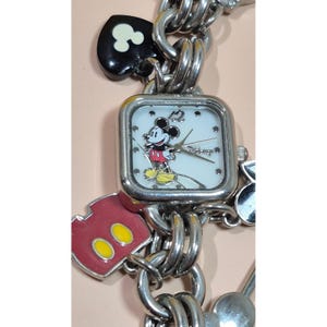 Montre-bracelet à breloques Disney Mickey Mouse argentée, cadran carré (craquelé) image 2