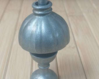 1930s Taylor & Barrett Miniature Oil Lamp – Hollow Cast Lead Dollhouse Accessory