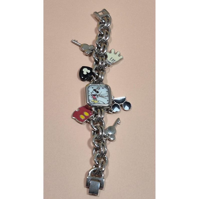 Montre-bracelet à breloques Disney Mickey Mouse argentée, cadran carré (craquelé) image 1