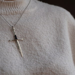 The king&#39;s Broken Sword Necklace Fantasy Fiction Cosplay Jewelry Middle Earth Sword Jewels Elf Accessory Birthday Anniversary Christmas Gift