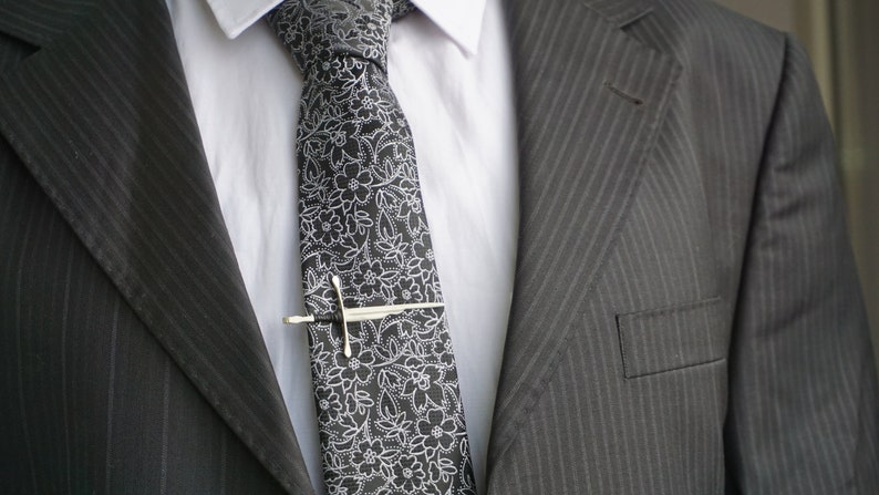 King's Broken Sword Tie Clip image 6