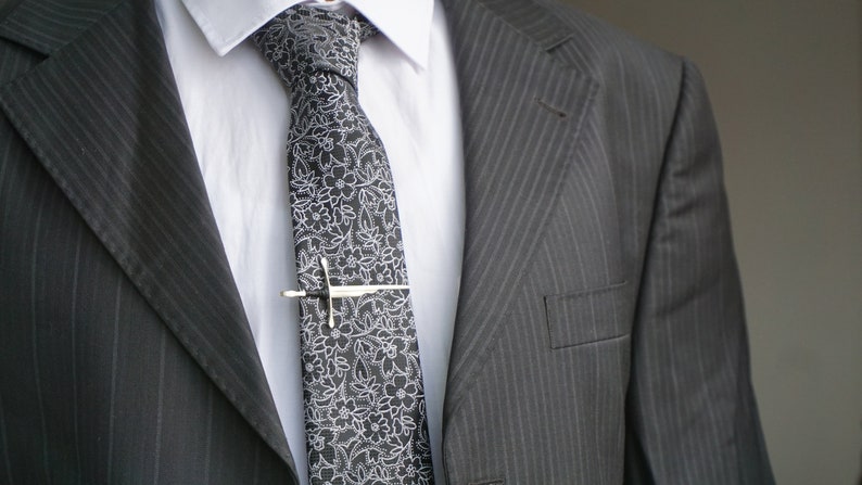 King's Broken Sword Tie Clip image 5