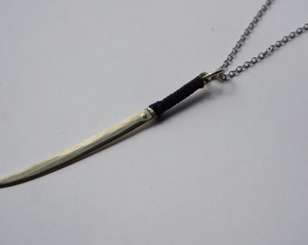 Handgemachte Alpaka Katana Halskette: Anime Cosplay Schmuck