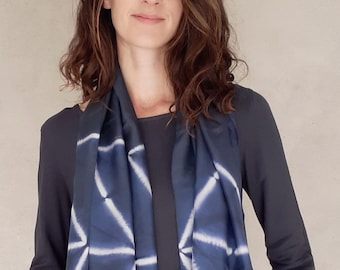 Pañuelo de seda / Tinte natural de palo de campeche / Patrón de líneas de triángulo Shibori / pieza única