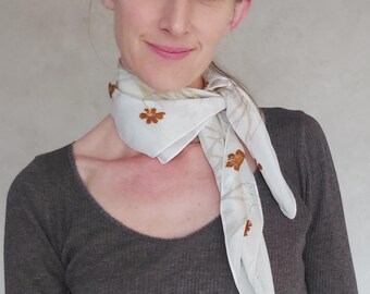 Pequeño cuadrado de seda / estampado de flores de coreopsis con tinte natural / pieza única