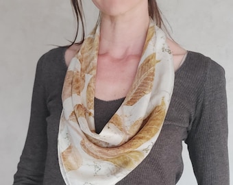 Pequeño cuadrado de seda / estampado natural teñido hoja de nogal / pieza única