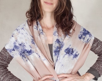 Pañuelo de seda / Teñido y estampado natural de pieles de aguacate y palo de Campeche / rosa marino viejo / Ecoprint / pieza única