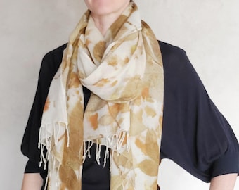 Gran bufanda/estola de lana y seda con estampado natural de plantas, hojas de nogal y cáscaras de cebolla.