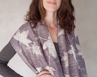 Pañuelo de seda / Estampado de hoja de arce natural, textura de tejido, taupe, gris violáceo / Ecoprint / pieza única