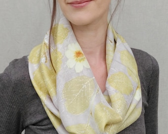 Pañuelo pequeño de seda / teñido natural de agalla / estampado natural de hoja de aliso y flor de cosmos