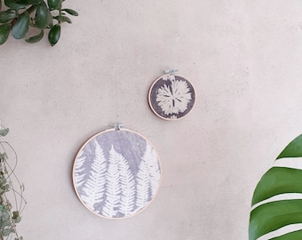 Cuadro redondo / Arte mural / Anillo de bordado / Tinte de nogal y estampado de helecho natural / pieza única