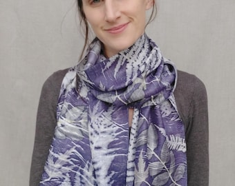 Pañuelo pequeño de seda / teñido natural con palo de campeche / estampado natural de hojas de acacia negra, arce, helechos