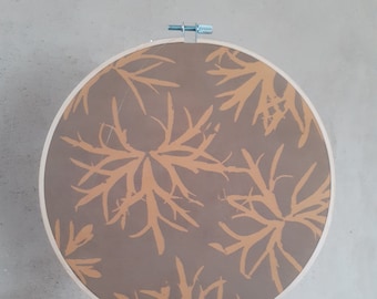 Cuadro redondo / Arte mural / Anillo de bordado / Teñido e estampado natural con piel de cebolla y hoja de geranio / pieza única