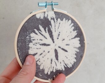 Cuadro pequeño redondo / Arte mural / Anillo de bordado / Teñido e estampación natural / Nogal / Hoja de geranio / pieza única