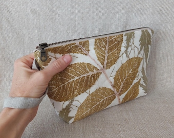 Proyecto de neceser grande, estampado natural de hojas y plantas sobre lino antiguo