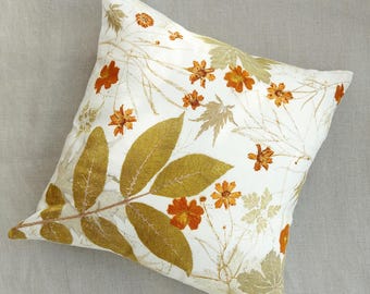 Funda de cojín de lino / estampado vegetal / ecoprint / hojas de nogal, arce, geranio, flores de cosmos / pieza única