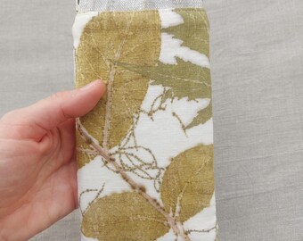 Estuche para gafas con estampado natural de hojas de nogal, arce y cotino.