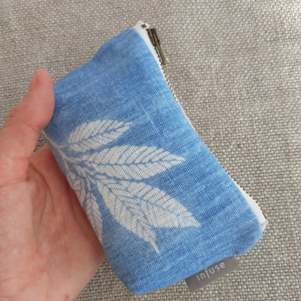 Petite pochette bleu indigo pochoir découpé à la main motif feuille