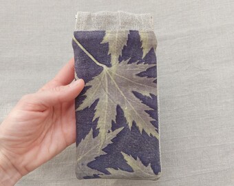 Estuche para gafas con estampado natural de hojas de nogal, arce y cotino.