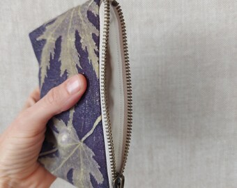 Monedero pequeño con cierre de cremallera, estampado ecológico con tinte natural y estampado vegetal.