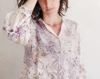 Blusa de crepe de seda estampada con hojas y flores ecoprint