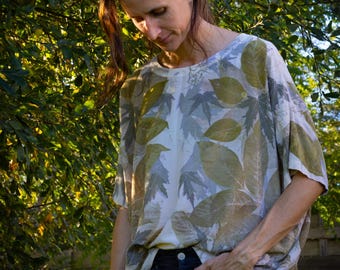 Top en crepe de seda reciclado, estampado natural con hojas de nogal, arce y cotino.