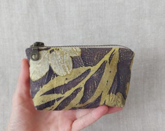 Monedero pequeño con cierre de cremallera, estampado ecológico con tinte natural y estampado vegetal.