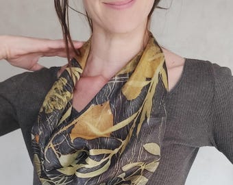 Pequeño cuadrado de seda / teñido natural de palo de campeche / estampado natural de hojas de robinia, arce y nogal / pieza única