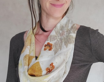 Pequeño cuadrado de seda / tinte natural, estampado natural de hoja de geranio, nogal, flor de coreopsis / pieza única