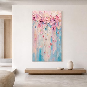 Op de afbeelding: Een verticaal rechthoekig schilderij op canvas met dikke, getextureerde impasto-penseelstreken in tinten zachtroze, magenta, crème en lichtblauw. De compositie toont abstracte bloembladachtige vormen die naar beneden vallen over een achtergrond.