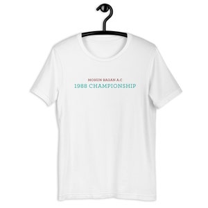 Puede incluir: Camiseta blanca con el texto "Mohun Bagan A.C. 1988 Championship" impreso en la parte delantera en granate y turquesa.