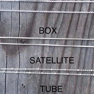 Puede incluir: Cuatro tipos diferentes de cadenas de plata, etiquetadas como "LINK", "BOX", "SATELLITE" y "TUBE".