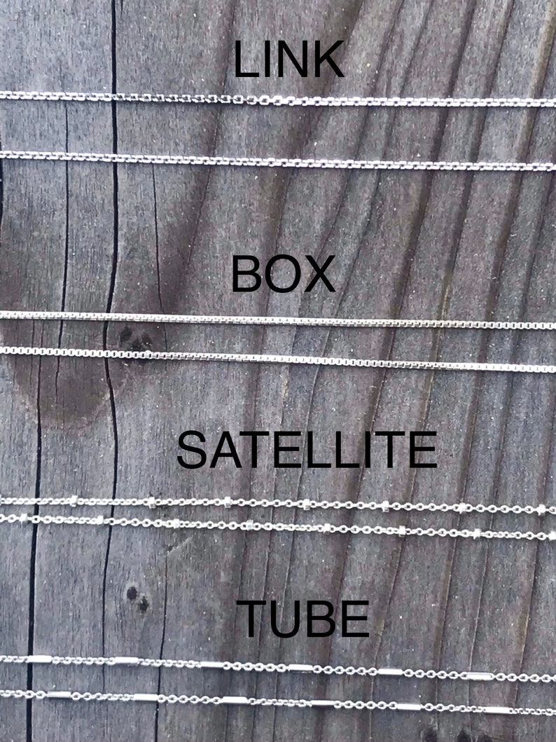 Puede incluir: Cuatro tipos diferentes de cadenas de plata, etiquetadas como "LINK", "BOX", "SATELLITE" y "TUBE".