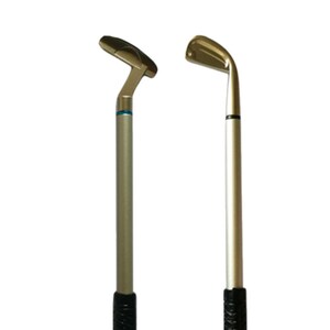 Op de afbeelding: Twee zilveren golfclub-pennen met zwarte rubberen grepen. De pennen zijn ontworpen om eruit te zien als golfclubs.