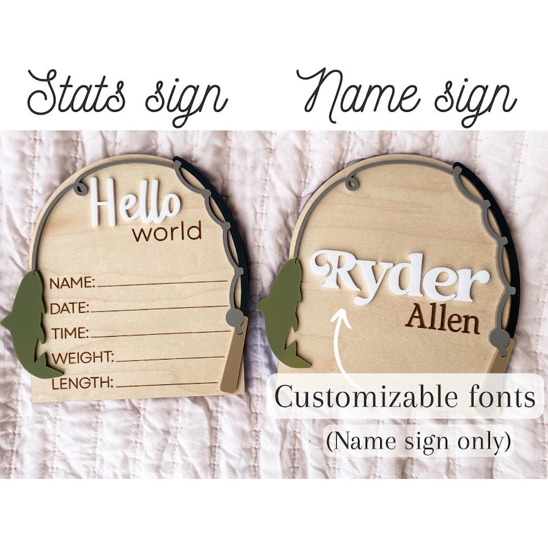 K&ouml;nnte beinhalten: Zwei Holzschilder in Form von Angelposen. Eines zeigt "Hello world" und Linien f&uuml;r Baby-Statistiken, das andere den Namen "Ryder Allen". Beide Schilder haben ein Angelruten-Design an den R&auml;ndern. Der Text "Anpassbare Schriftarten" ist ebenfalls sichtbar.