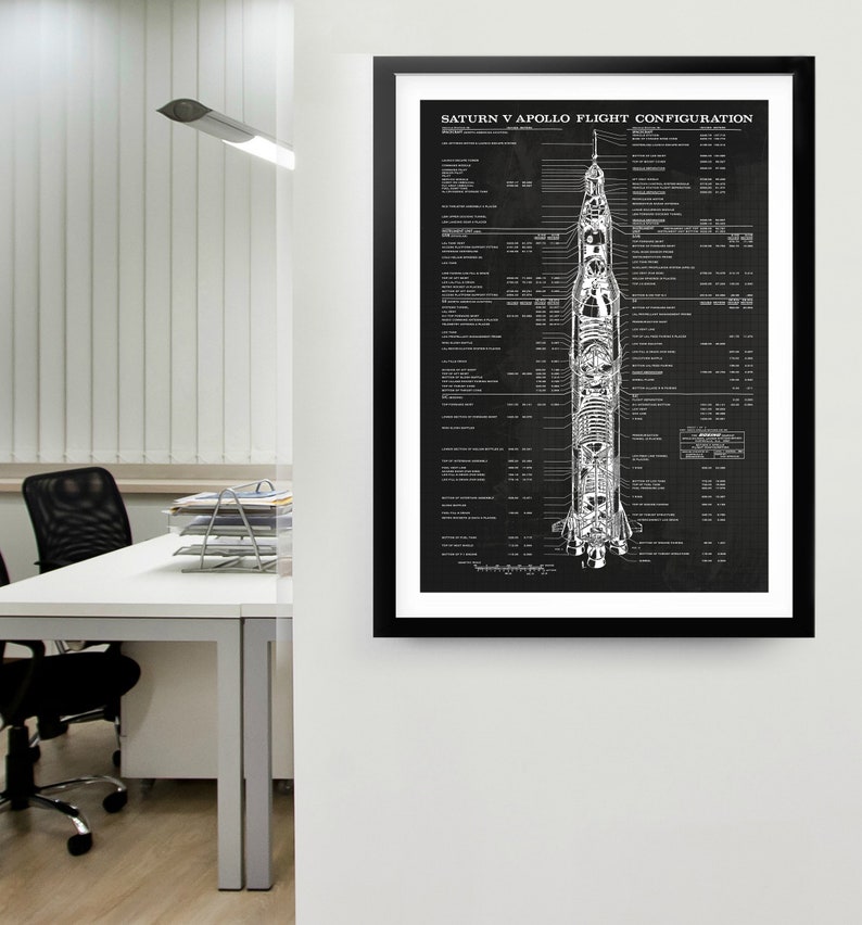 Peut inclure: Diagramme en noir et blanc d'une fus&eacute;e Saturn V avec un vaisseau spatial Apollo, &eacute;tiquet&eacute; avec des sp&eacute;cifications techniques et des dimensions. Le diagramme est intitul&eacute; "Saturn V Apollo Flight Configuration".