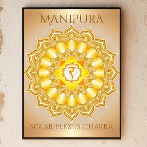 Puede incluir: Un mandala amarillo y dorado con la palabra "Manipura" y la frase "Solar Plexus Chakra" impresa debajo. El mandala es un diseño circular con detalles intrincados y un símbolo central.