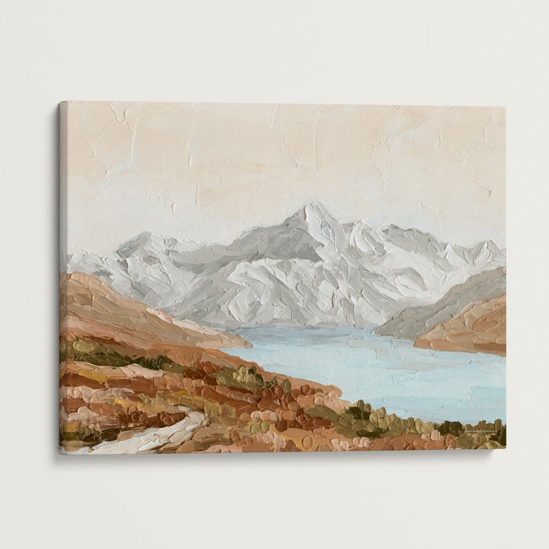 Op de afbeelding: Een schilderij van een bergketen met een meer op de voorgrond. De bergen zijn geschilderd in tinten wit en grijs, terwijl het meer lichtblauw is. De voorgrond is een mix van bruin, oranje en groen.