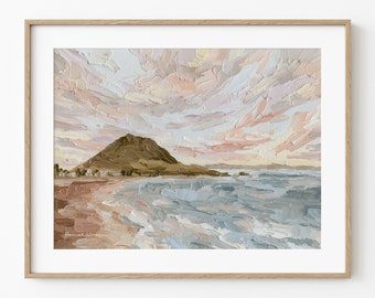 Könnte beinhalten: Ein Gemälde, das eine Meereslandschaft mit einer kleinen Insel in der Ferne zeigt. Der Himmel ist in sanftem Rosa und Blau gehalten, mit flauschigen Wolken. Das Wasser ist hellblau und grün, mit Schaumkronen. Der Strand ist sandbraun.