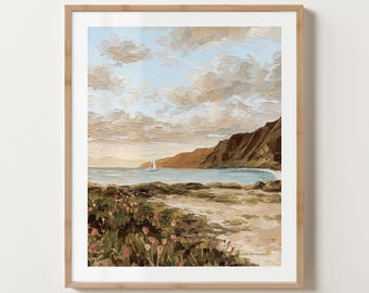 Könnte beinhalten: Gerahmtes Landschaftsgemälde, das eine Küstenlandschaft mit einem Segelboot auf dem Wasser zeigt. Das Kunstwerk zeigt einen hellblauen Himmel mit strukturierten Wolken, einen Sandstrand und braune Klippen. Rosa Blumen sind im Vordergrund.