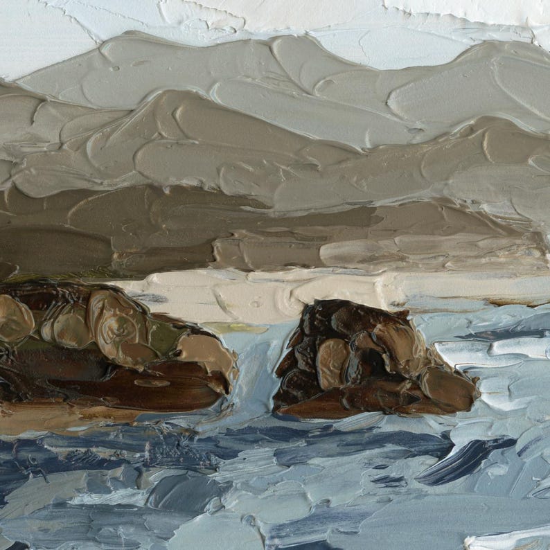 K&ouml;nnte beinhalten: Ein &Ouml;lgem&auml;lde, das eine K&uuml;stenlandschaft darstellt. Das Kunstwerk weist strukturierte Pinselstriche in Grau-, Braun- und Blaut&ouml;nen auf. Die Szene umfasst Berge, Felsen und Wasser und erzeugt eine ruhige und nat&uuml;rliche Komposition.