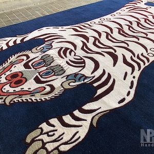 Handknotted Wool Tibetan Tiger Rug: Blue Accent Decor (3 x 6ft)