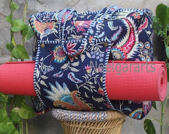 Könnte beinhalten: Eine blaue Yogatasche mit floralem Muster und einer roten Yogamatte im Inneren. Die Tasche hat eine Reißverschlusstasche und einen oberen Griff.