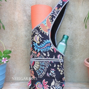 Schwarz Multi Floral gedruckt Sporttasche mit großer Reißverschlusstasche Tasche Indische handgefertigte Baumwolle Gesteppte Yogamatte Tasche Stilvolle Yogamatte Einkaufstasche
