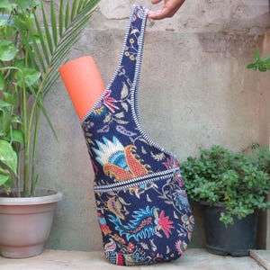 Indische handgefertigte Baumwolle gesteppte Yogamattentasche Stilvolle Yogamatten-Einkaufstasche dunkelblaue, mit Blumen bedruckte Sporttasche mit großer Reißverschlusstaschen-Tasche