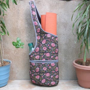 Gesteppte Yogamattentasche mit Handblock: Florale Sporttasche