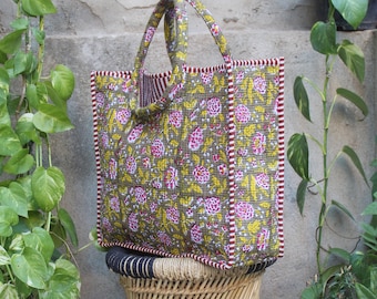 Borsa tote in cotone trapuntato con stampa floreale a mano