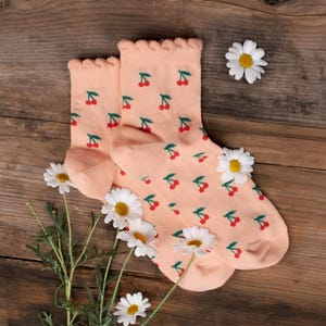 Söta körsbärsstrumpor med volangkant, rosa volangstrumpor, Coquette Cottagecore-present till henne